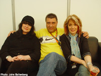 Bobo backstage with Ann and Nancy Wilson of Heart (photo: John Bollenberg)