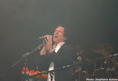 Marillion live - Steve Hogarth with Ian Mosley in background